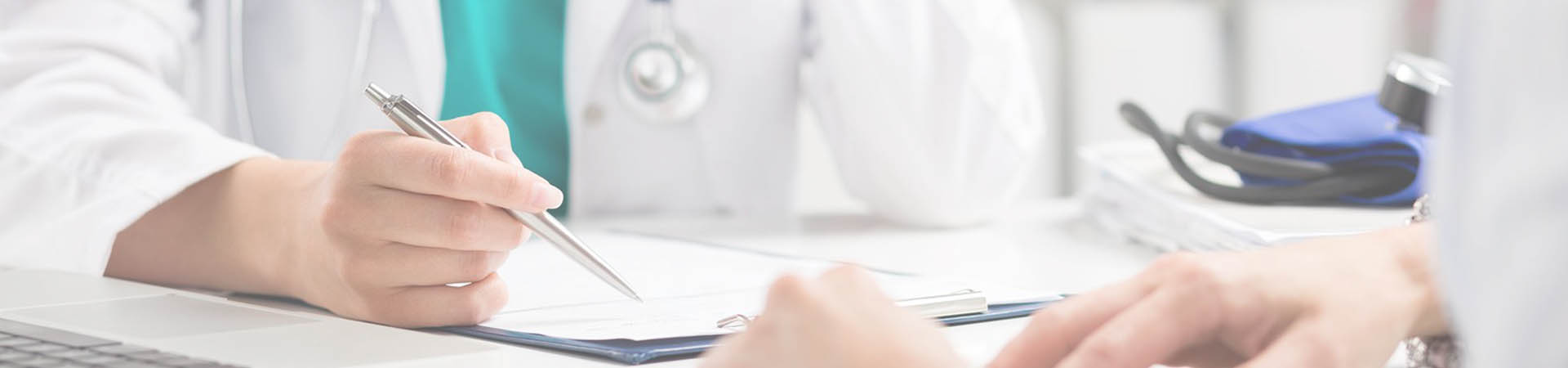 img-servicios médico atendiendo a paciente en consulta