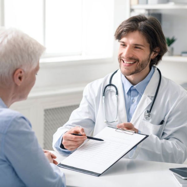 doctor atendiendo a paciente mayor