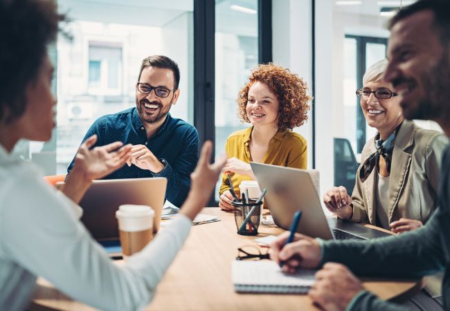 sobrenosotros_medycsa empleados oficina reunidos