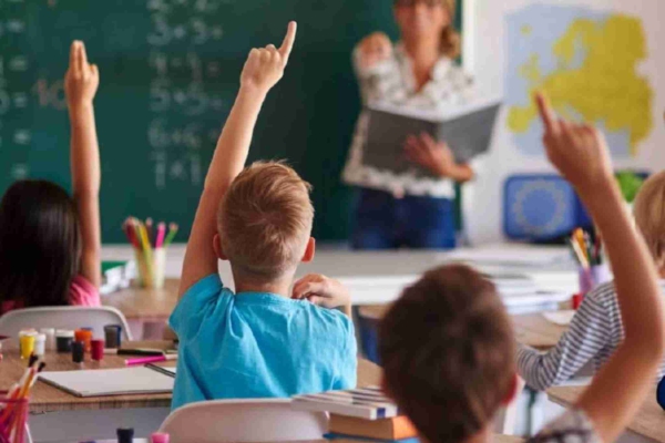 niños preguntando en clase