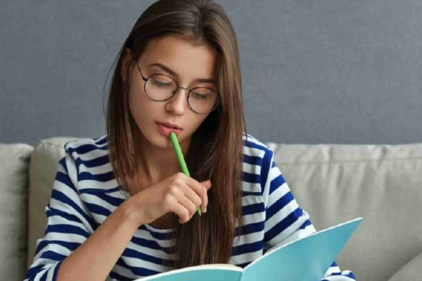 chica estudiando en sofá